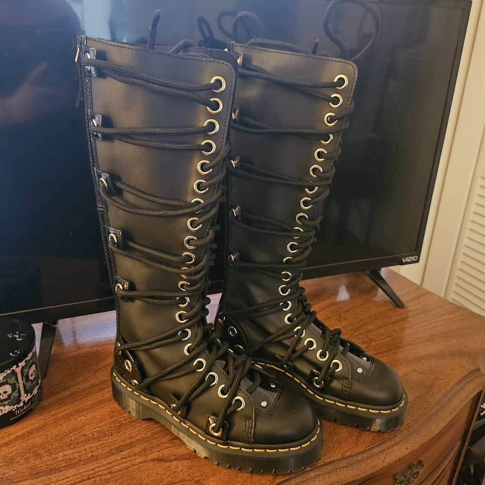 RARE Dr. Martens Daria 1B60 BEX Leather Black Lace-Up Knee-High Boots